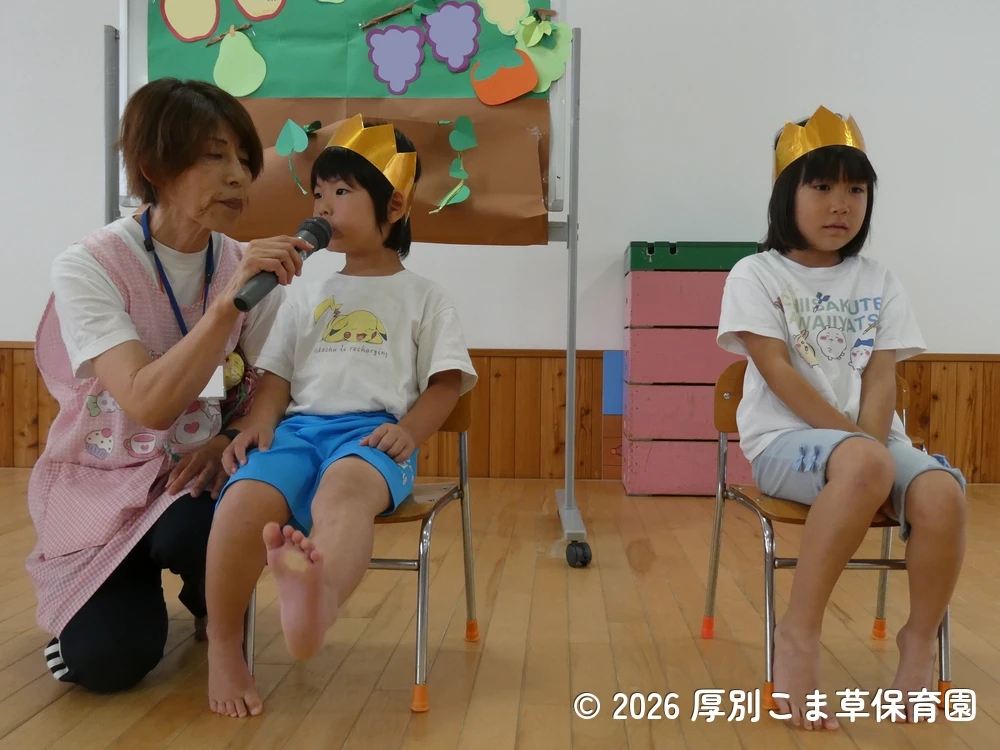 司会の先生の質問に答えている誕生児の子どもたちの様子