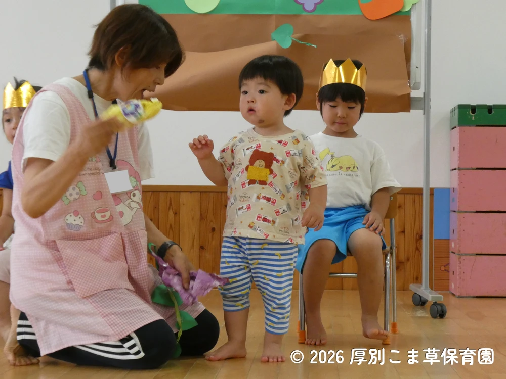 質問するクラスが書かれた芋づるを引いている子どもたちの様子