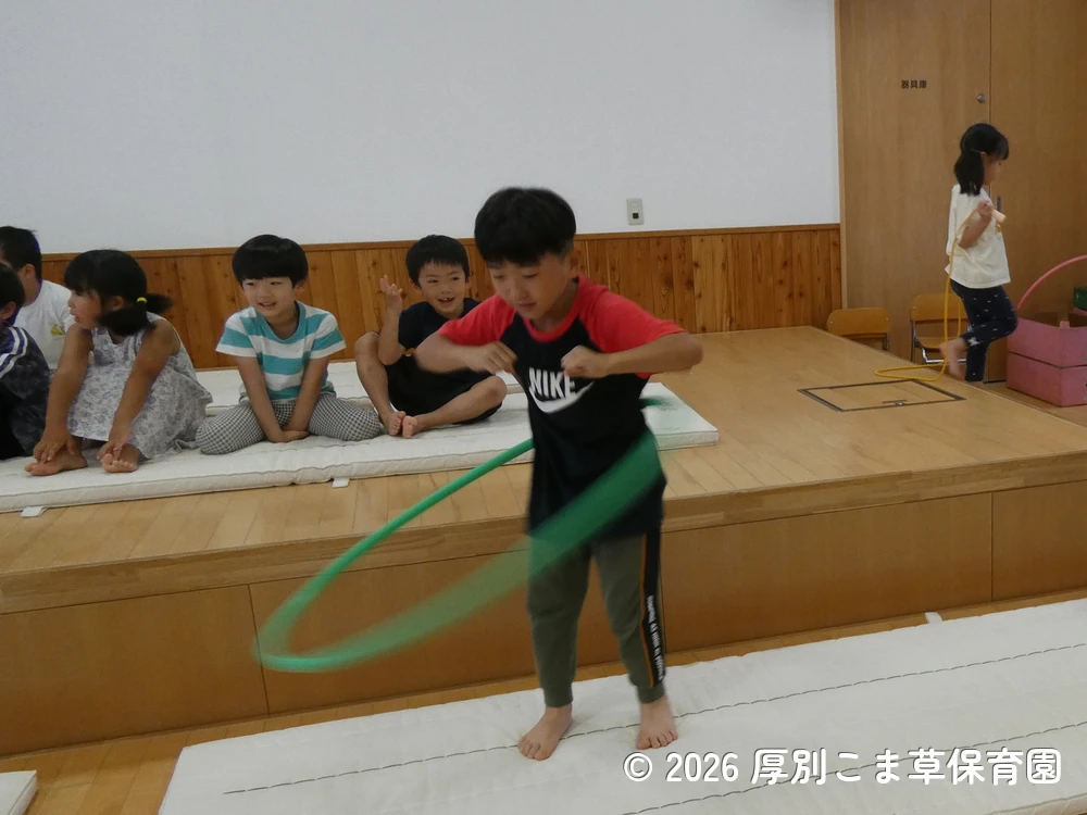 クラス発表をしているひまわり組（５歳児）の子どもたちの様子