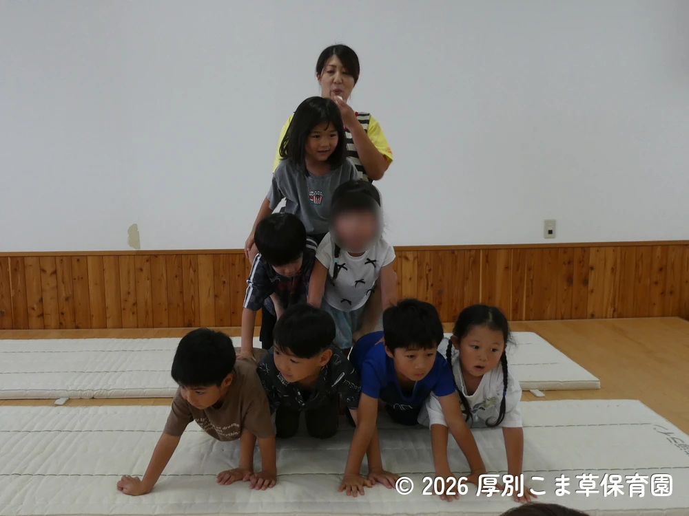 クラス発表をしているひまわり組（５歳児）の子どもたちの様子